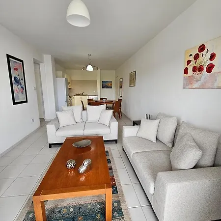 Iris Village פאפוס